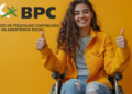 Jovem cadeirante vibrando com Benefício de Prestação Continuada BPC.