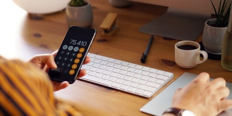 INSS atrasado? aprenda a regularizar seus pagamentos online. Imagem: Freepik