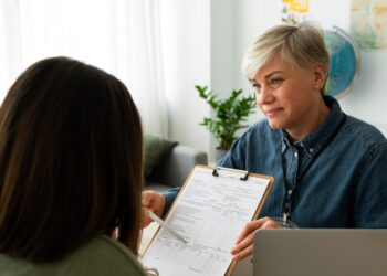 O desconto do INSS é realizado pela empresa empregadora. Imagem: Freepik