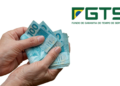 Mãos segurando notas de 100 reais, ao lado do logo do FGTS no fundo branco.