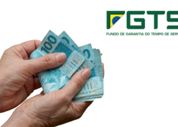 Mãos segurando notas de 100 reais, ao lado do logo do FGTS no fundo branco.