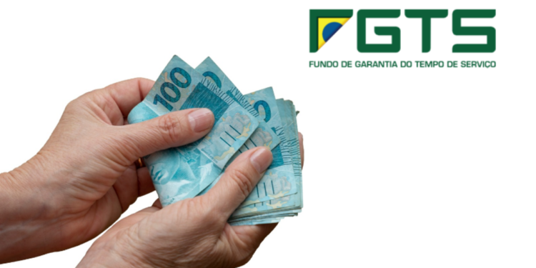 Mãos segurando notas de 100 reais, ao lado do logo do FGTS no fundo branco.