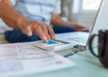 Veja como calcular o INSS. Imagem: Freepik