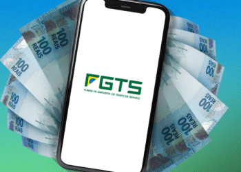 Como adiantar o FGTS com celular e notas de 100 reais
