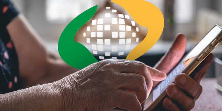 Idosa utilizando smartphone com o logo do INSS, relacionada ao calendário de pagamentos de 2025.