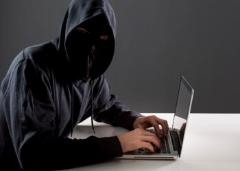 Não seja uma vítima: Saiba como identificar e se proteger dos golpes mais comuns contra os aposentados