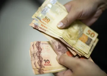 Bancos aprovam empréstimos para idosos com nome negativado