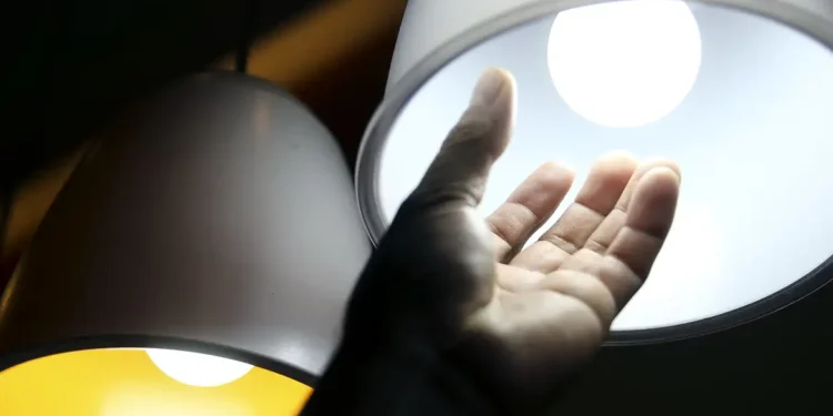 Fatura da conta de luz vai aumentar em outubro, você pode ter desconto