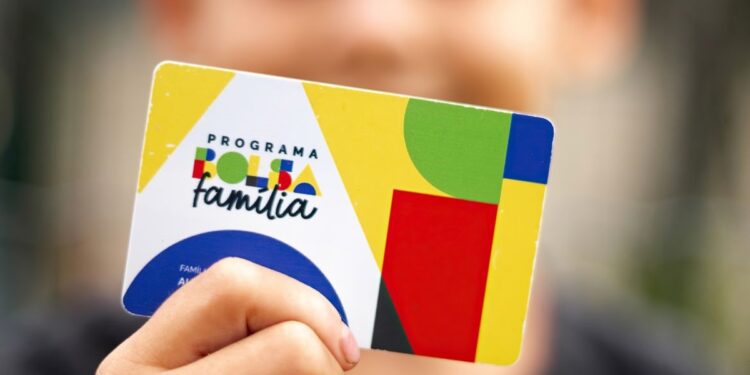 Em outubro de o valor mínimo do Bolsa Família é de R$ com adicionais para grupos específicos Imagem Agência Brasil