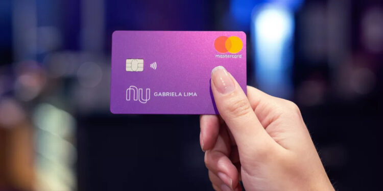 Nubank encerra serviços e informa clientes