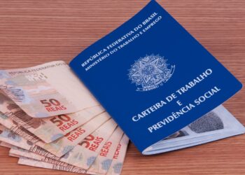 Qual a data limite para o pagamento da primeira parcela do 13º salário