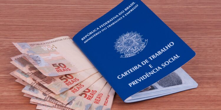 Qual a data limite para o pagamento da primeira parcela do 13º salário