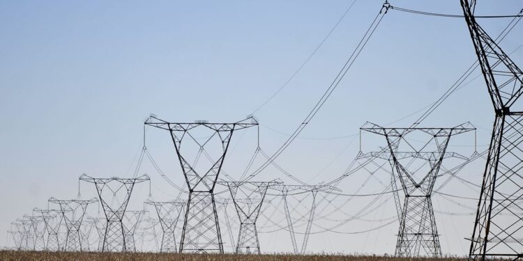 Governo estuda revisar aumento da contas de luz