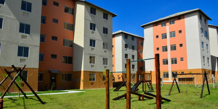 O Minha Casa Minha Vida tem como objetivo proporcionar moradia acessível para famílias de baixa renda.