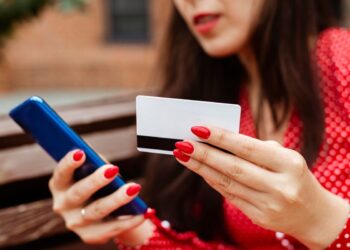 Embora o Pix tradicional seja gratuito para pessoas físicas, o Pix com cartão de crédito pode ter custos adicionais. Imagem: Freepik