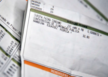 Para realizar a solicitação presencial do desconto na conta, é importante levar alguns documentos essenciais que comprovem a inscrição no CadÚnico ou no BPC. Imagem: Agência Brasil