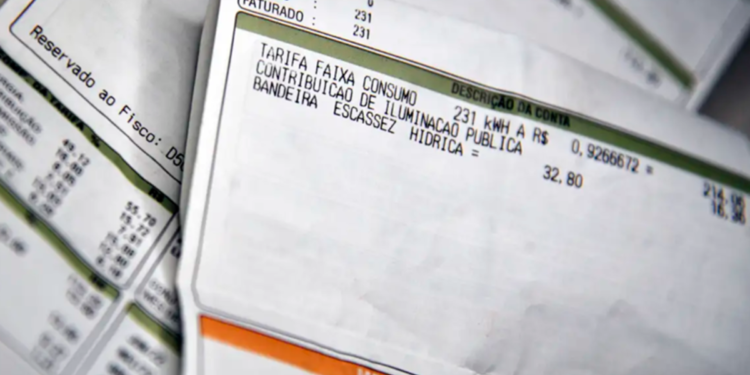 Para realizar a solicitação presencial do desconto na conta, é importante levar alguns documentos essenciais que comprovem a inscrição no CadÚnico ou no BPC. Imagem: Agência Brasil