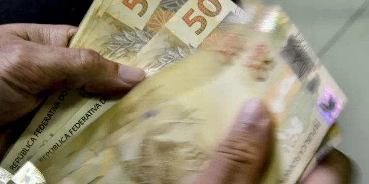 O valor de R$ 200 será depositado diretamente na conta poupança Caixa Tem do beneficiário. Imagem: Agência Brasil