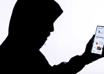 Seja você jovem, adulto ou idoso, esteja sempre atento às mensagens e solicitações que recebe. Imagem: Agência Brasil.