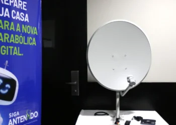 Kit de parabólica digital ao lado de banner do programa Siga Antenado
