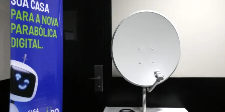 Kit de parabólica digital ao lado de banner do programa Siga Antenado