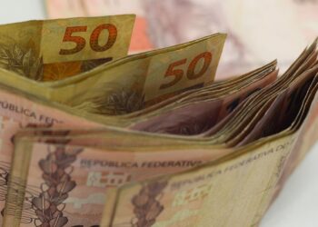 O primeiro passo para saber se você foi contemplado é acessar o aplicativo Caixa Tem, disponível para download gratuito nas lojas de aplicativos para smartphones Android e iOS. Imagem: Agência Brasil