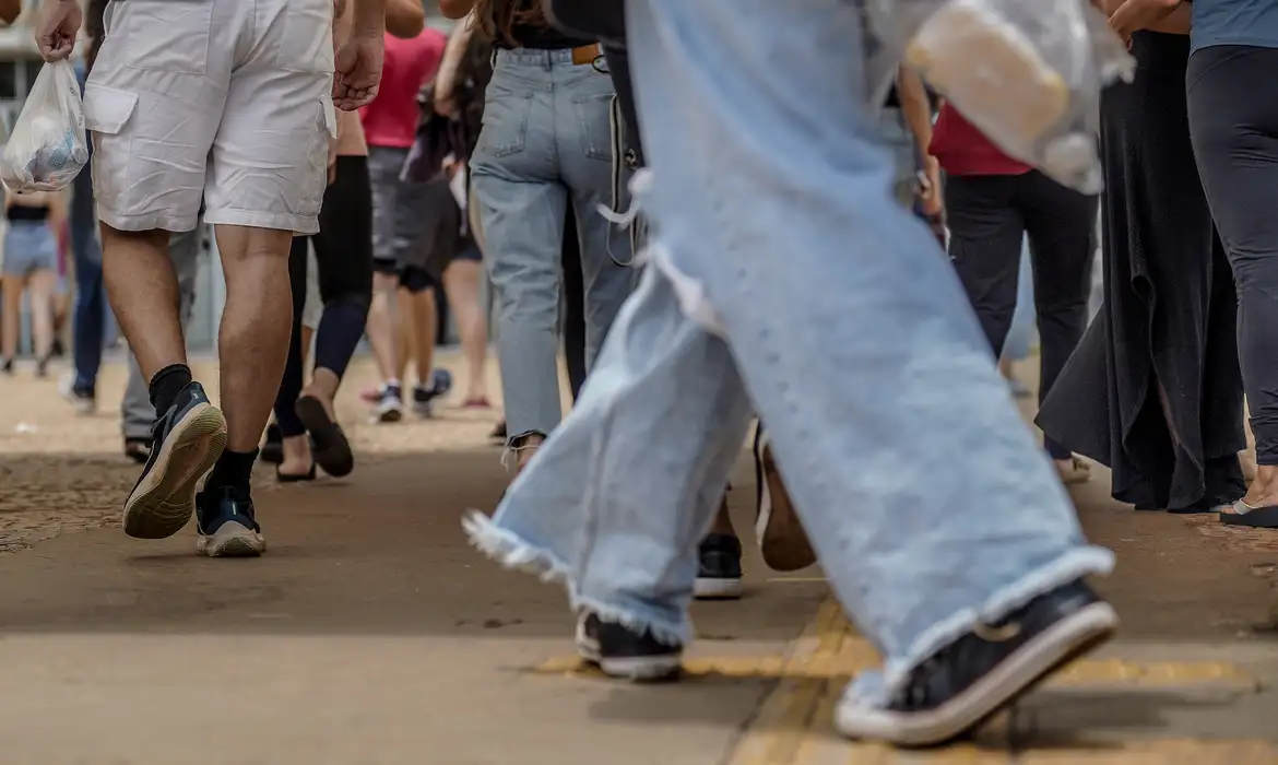 O objetivo principal é auxiliar estudantes em situação de vulnerabilidade socioeconômica. Imagem: Agência Brasil.