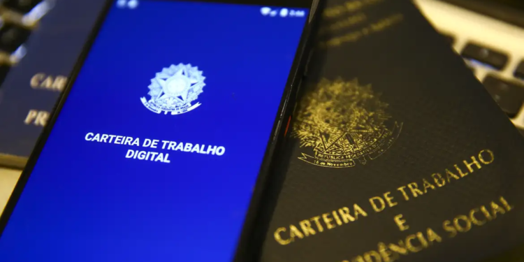 Aplicativo da CTPS e Carteira de trabalho física