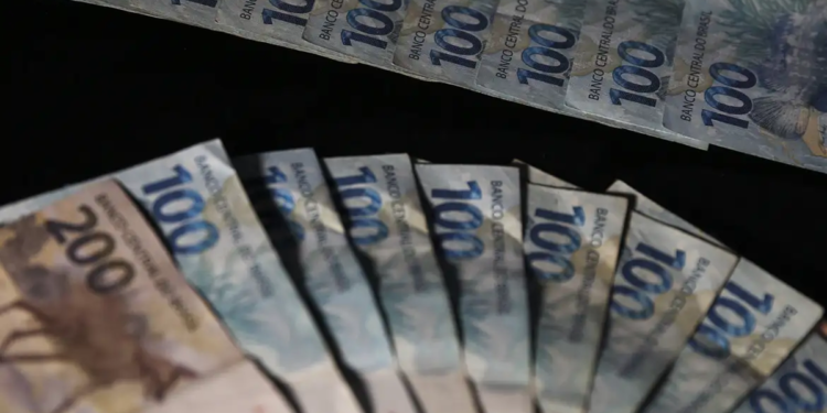 Cédulas de dinheiro organizadas