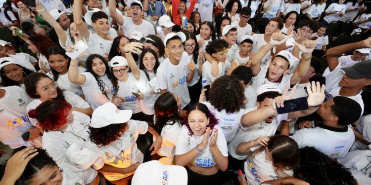 Primeira poupança do Programa Pé-de-Meia destinada a estudantes do Ensino Médio será paga em fevereiro. Imagem: Governo do Estado do Ceará