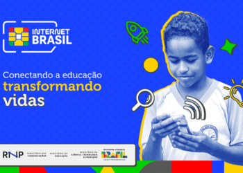 Adolescente com celular nas mão