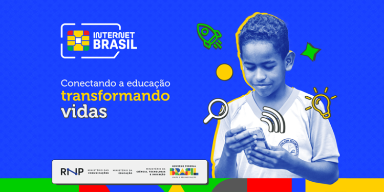 Adolescente com celular nas mão