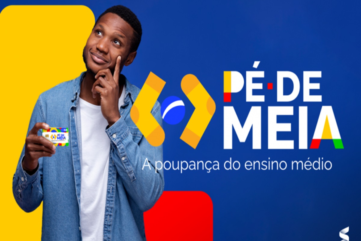 Cidadão negro, em modo pensativo, com cartão do pé de meia