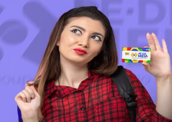 Moça segurando o cartão do Pé