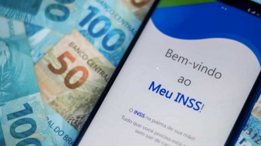 Cédulas de dinheiro sob celular com aplicativo Meu INSS