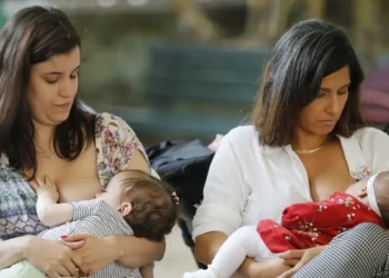 Imagem de mães amamentando seus bebês