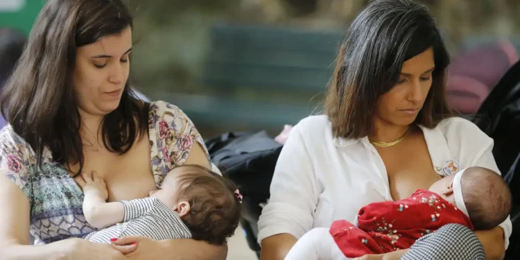 Imagem de mães amamentando seus bebês