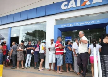 Fila de espera em lotérica. Imagem: Agência Brasil
