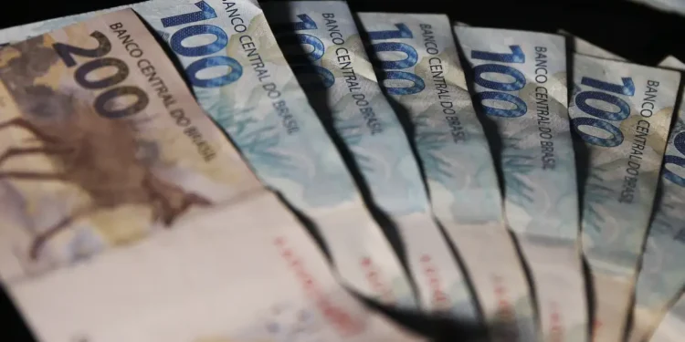 Aprenda a calcular o valor do Abono Salarial 2025. Imagem: Agência Brasil.