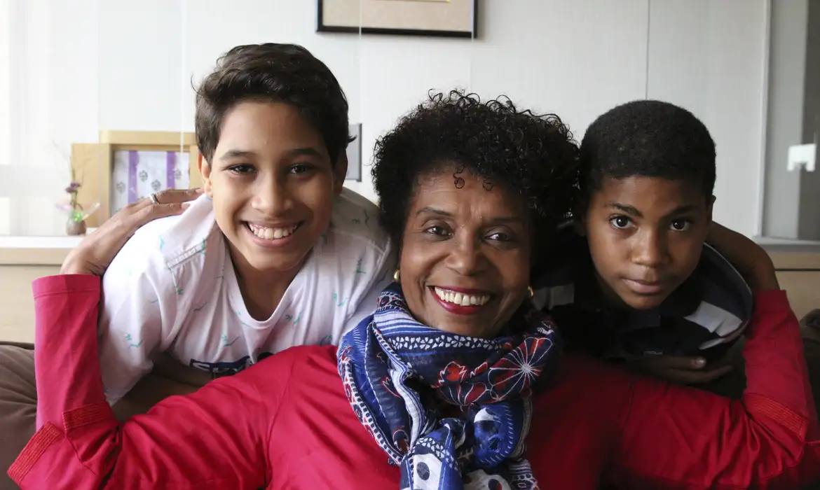 Mulher com seus dois filhos.