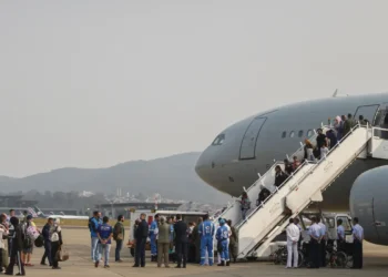 Imagem de passageiros subindo no avião do Voa Brasil.