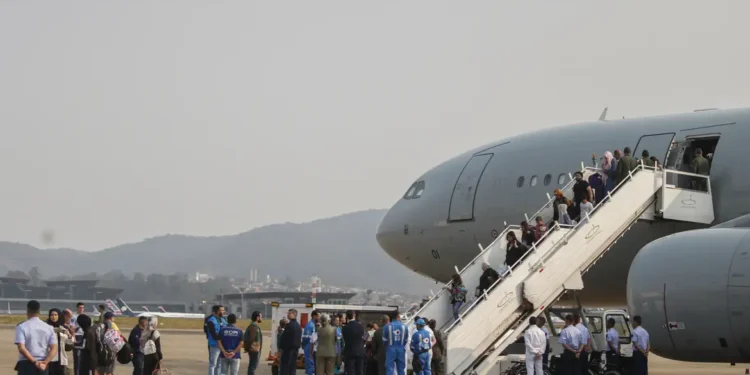 Imagem de passageiros subindo no avião do Voa Brasil.