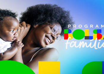 Criança sendo carregada pela mãe com um cartão do Bolsa Família, ilustrando os benefícios extras