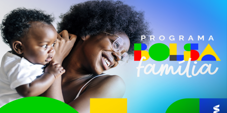 Criança sendo carregada pela mãe com um cartão do Bolsa Família, ilustrando os benefícios extras