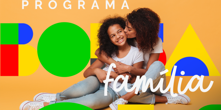 Mãe abraçando e beijando a filha em uma imagem promocional do Programa Bolsa Família.