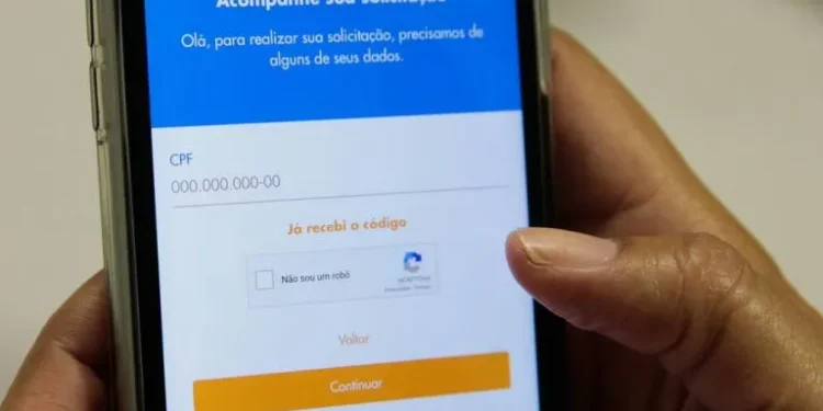 Tela de solicitação do aplicativo Caixa Econômica Federal exibindo campo de CPF e verificação reCAPTCHA.