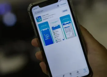 Tela de instalação do aplicativo Caixa Tem exibida em um smartphone.