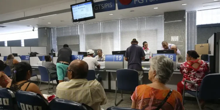  Pessoas aguardando atendimento na Caixa Econômica.