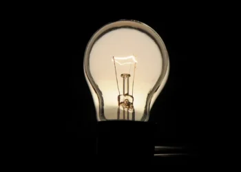 Lâmpada acesa, representando o impacto dos descontos de até 100% na conta de energia elétrica.