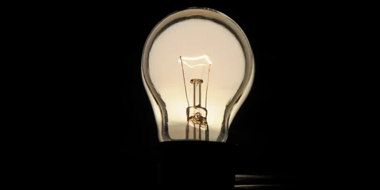 Lâmpada acesa, representando o impacto dos descontos de até 100% na conta de energia elétrica.